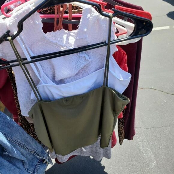 Size small medium and plus size queen size tops six items for 25 - Picture 9 of 13